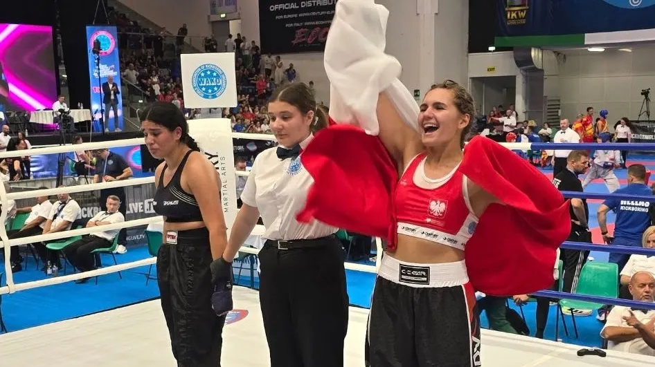 Zawodniczki KS Dragon świętują z flagą Polski