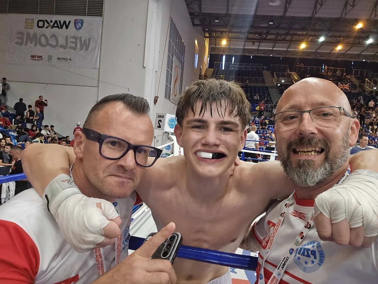 Trenerzy Klubu Sportowego Dragon z medalistą w kickboxingu